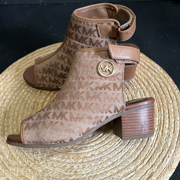 Michael Kors Kids Youth Canvas Monogram Peep Toe Sandals Heel Size 3 - Picture 6 of 16